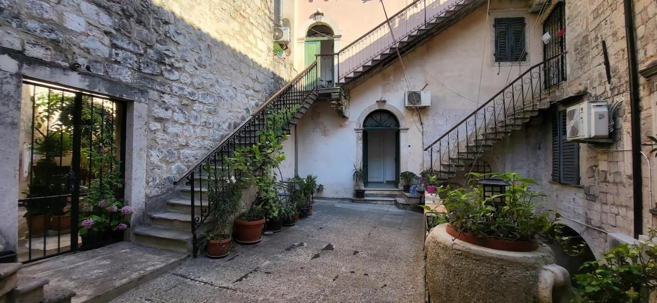 Cozy 2 Bedroom Apartment In Antique Bizanti Palace Kotor Exterior foto